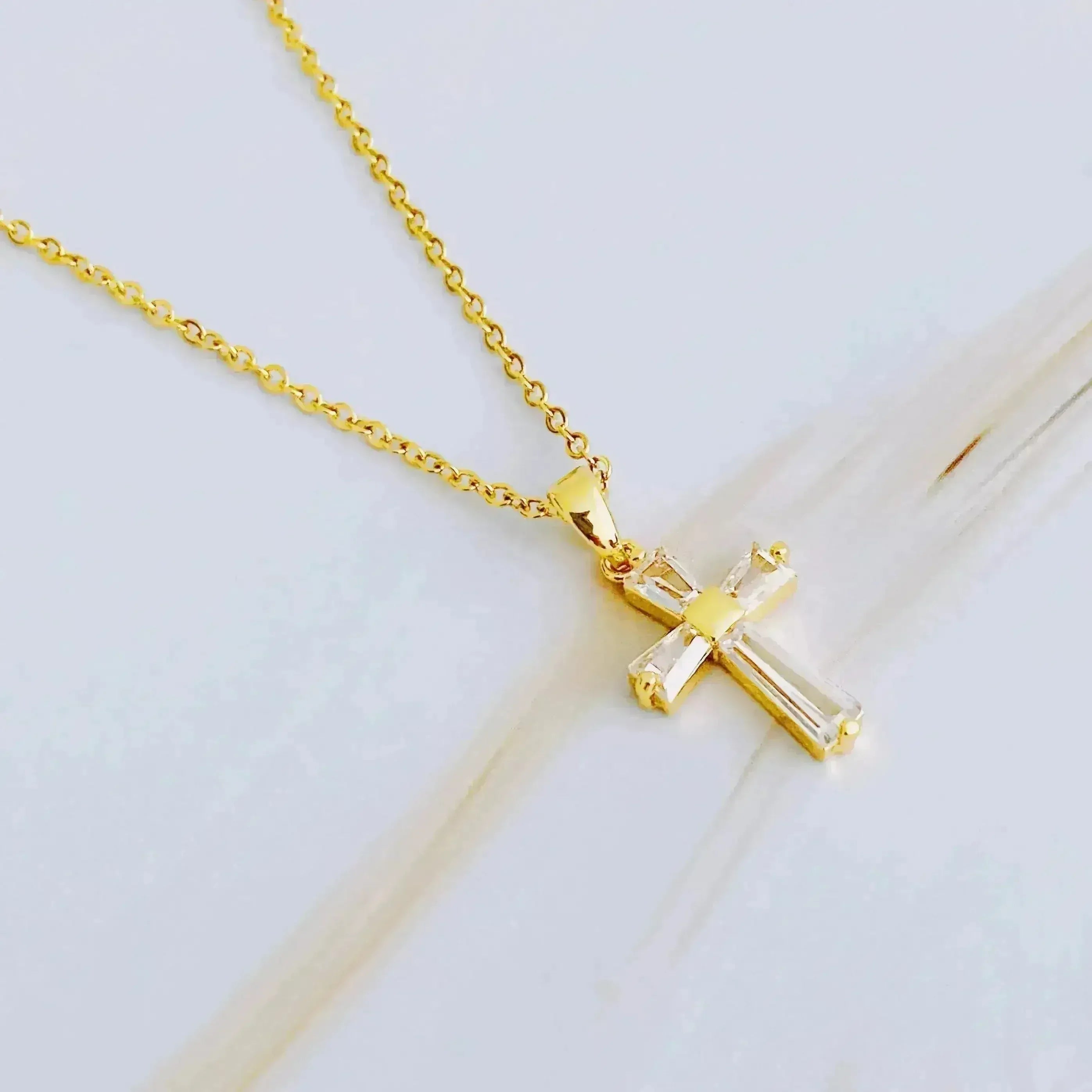 Crystal Cross Necklace – Elegant 18k Gold Plated Pendant | Timeless Style