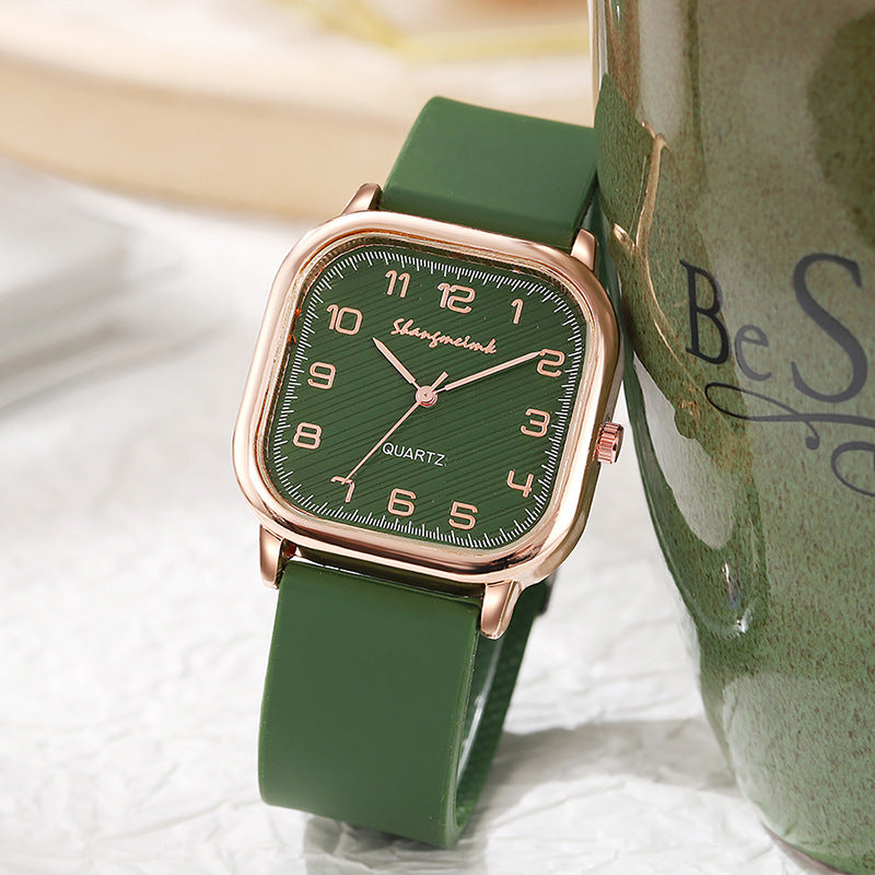 Fashionable quartz women's watch with silicone strap